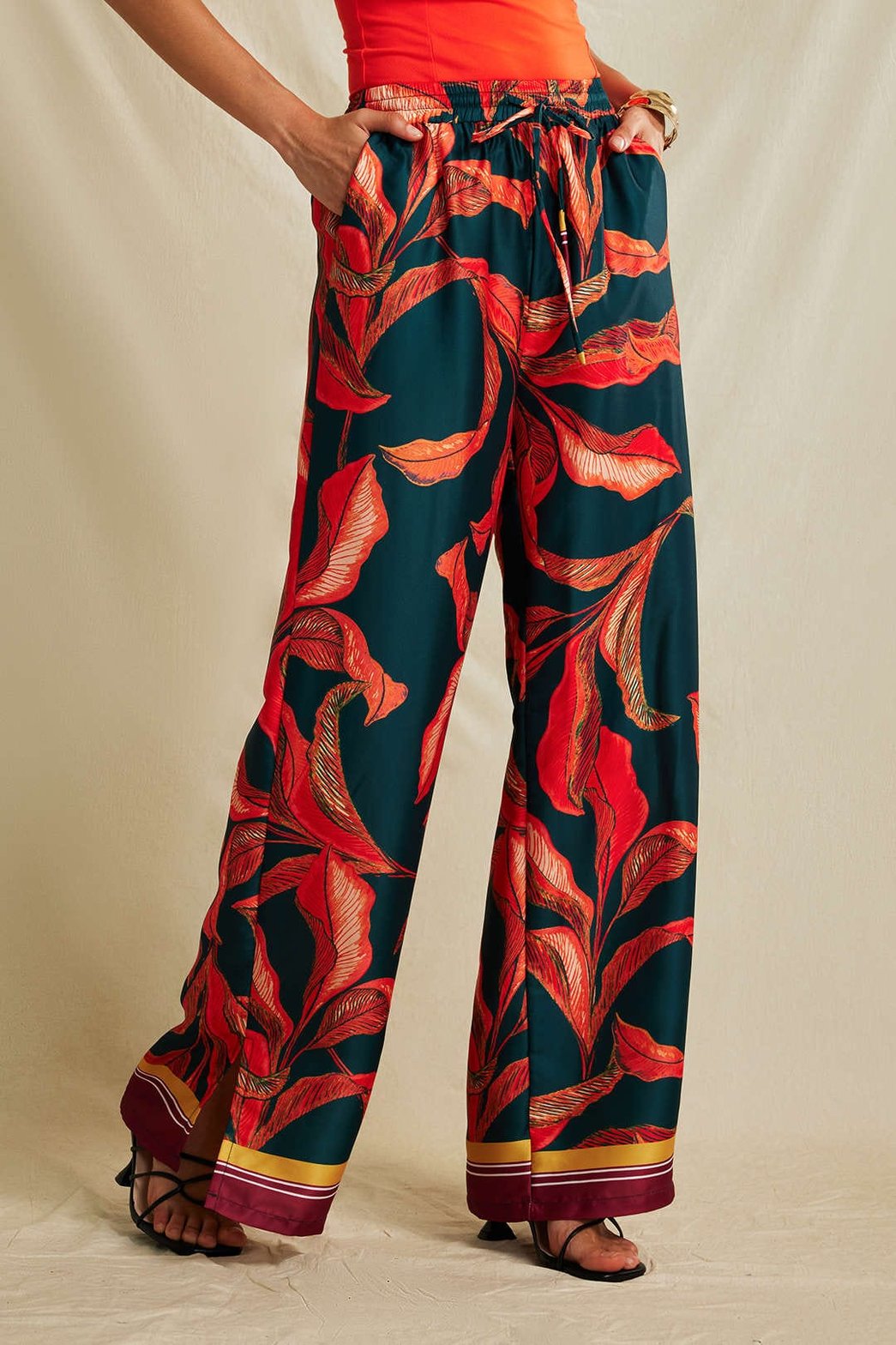 Pantalon ample imprimé tropical bordure contrastée lumière
