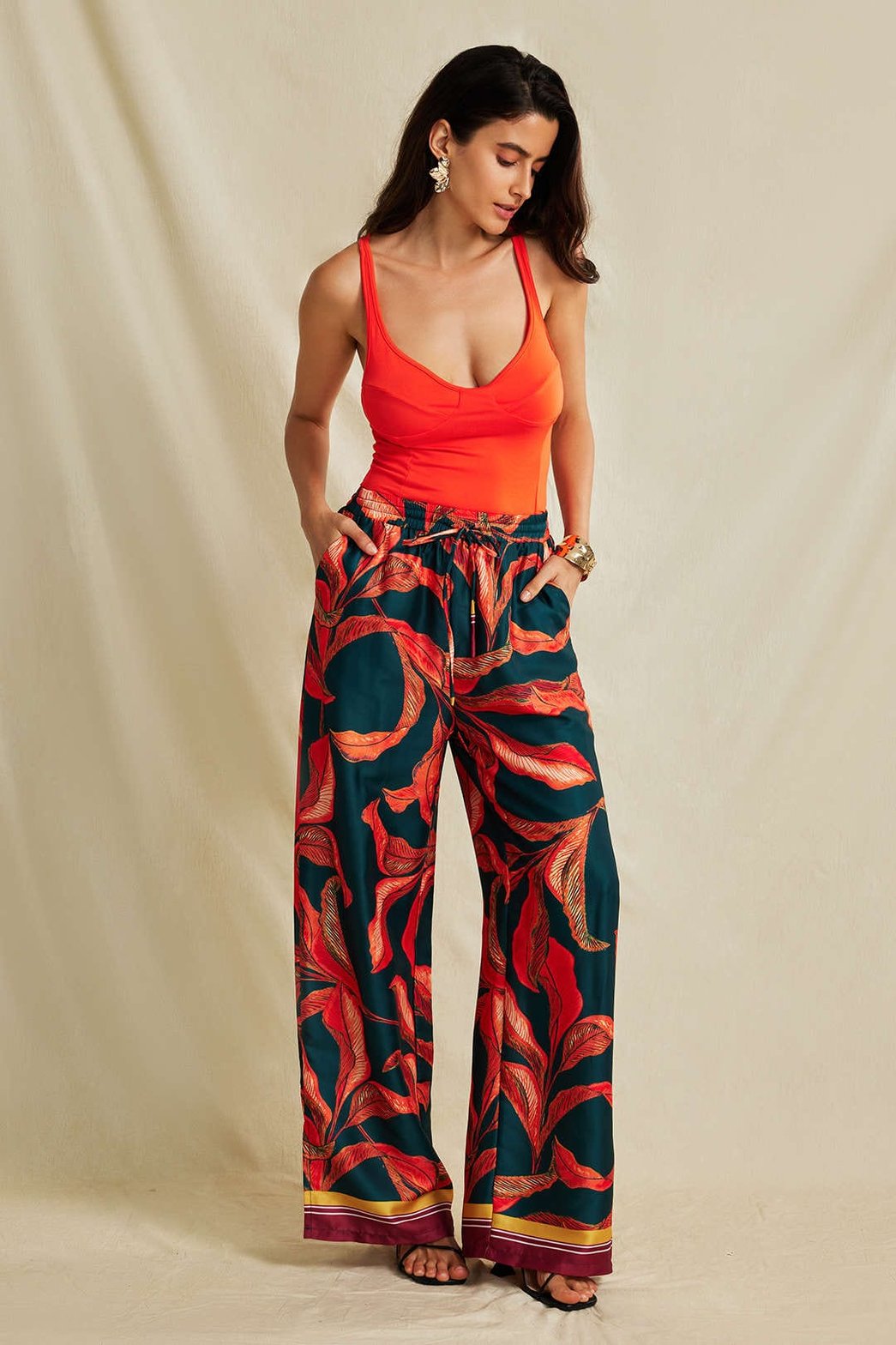Pantalon large motif feuilles tropicales rouge et vert émeraude soleil