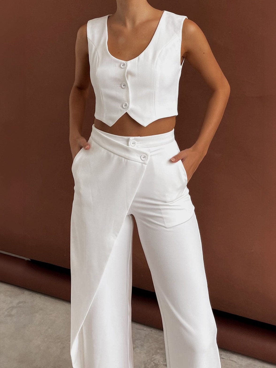Pantalon blanc coupe asymétrique pureté