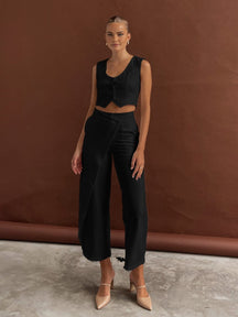 Pantalon blanc moderne détail zen