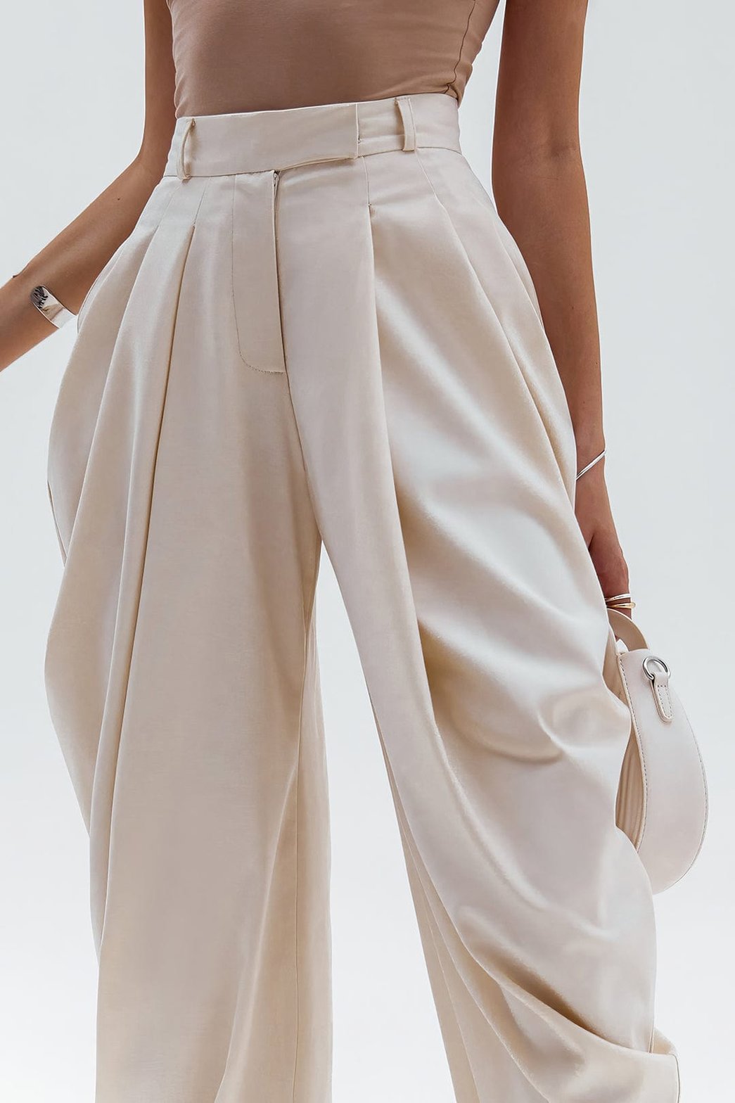 Pantalon fluide beige chic satin