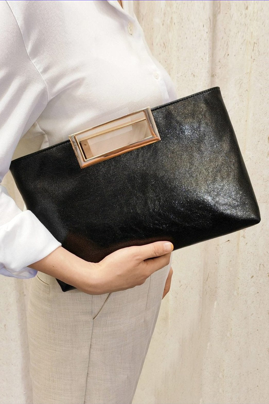 Pochette minimaliste en similicuir noir avec fermoir doré harmonie