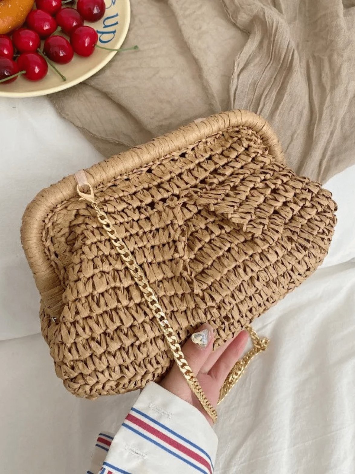 Pochette tressée en paille beige vue intérieure sable