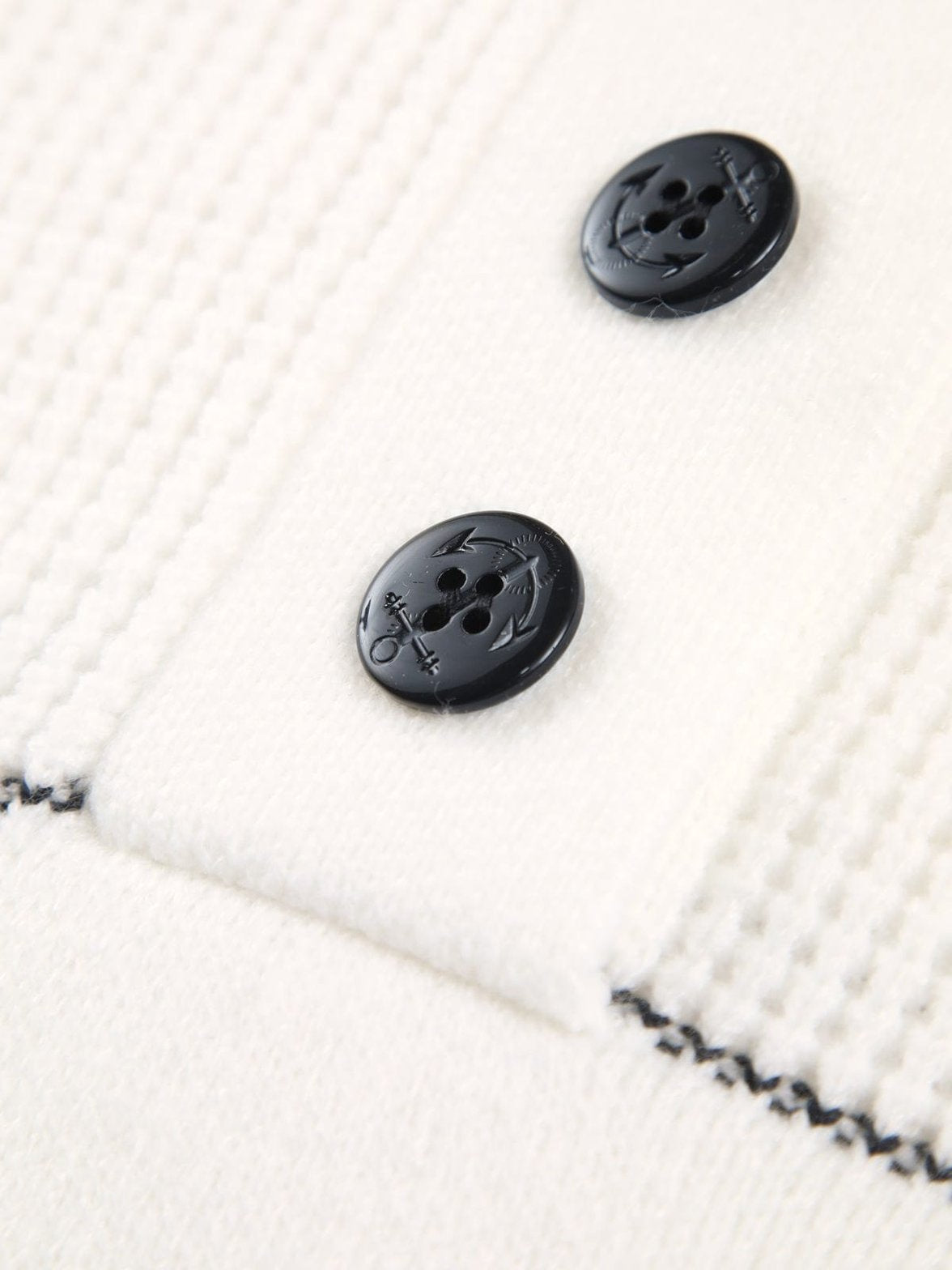 Pull blanc à boutons décoratifs style