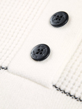 Pull blanc à boutons décoratifs style