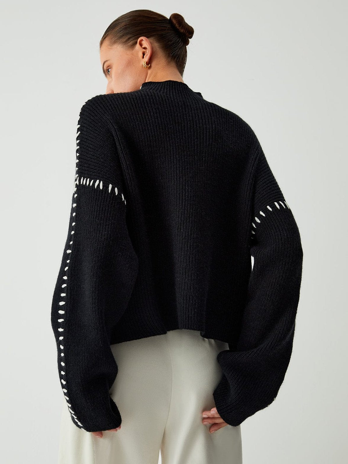 Pull col roulé vue latérale élégance