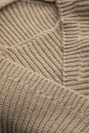 Pull beige col halter croisé vue de côté étoile