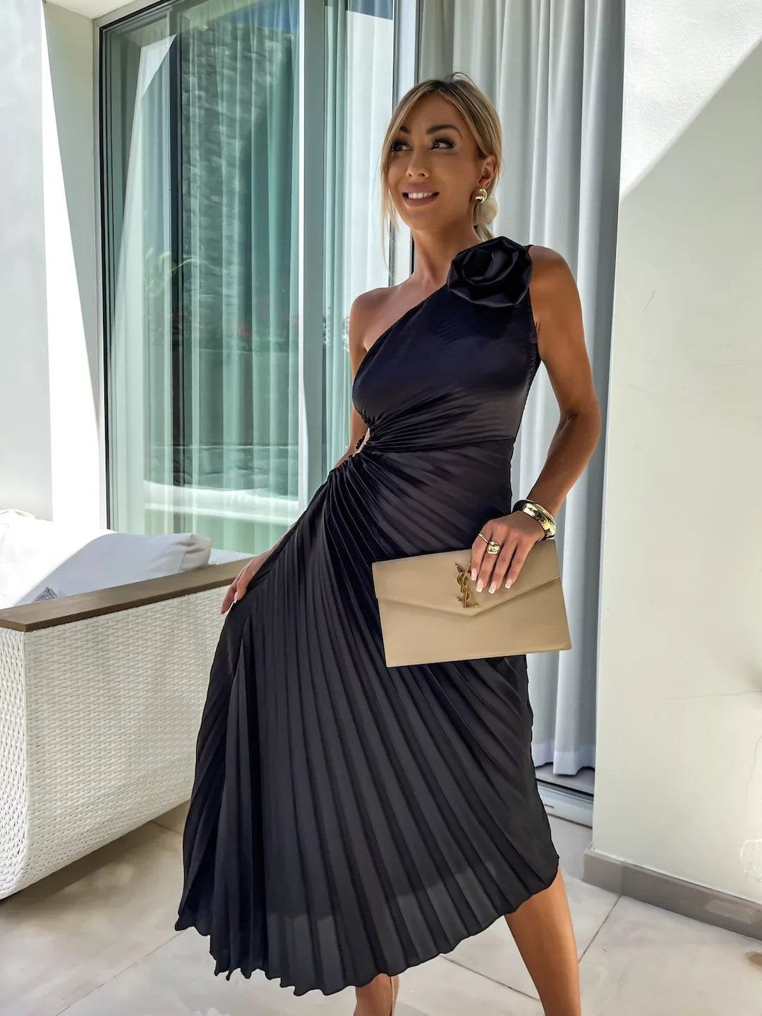 Robe noire fleurie dos grâce
