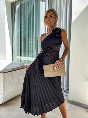 Robe noire fleurie dos grâce