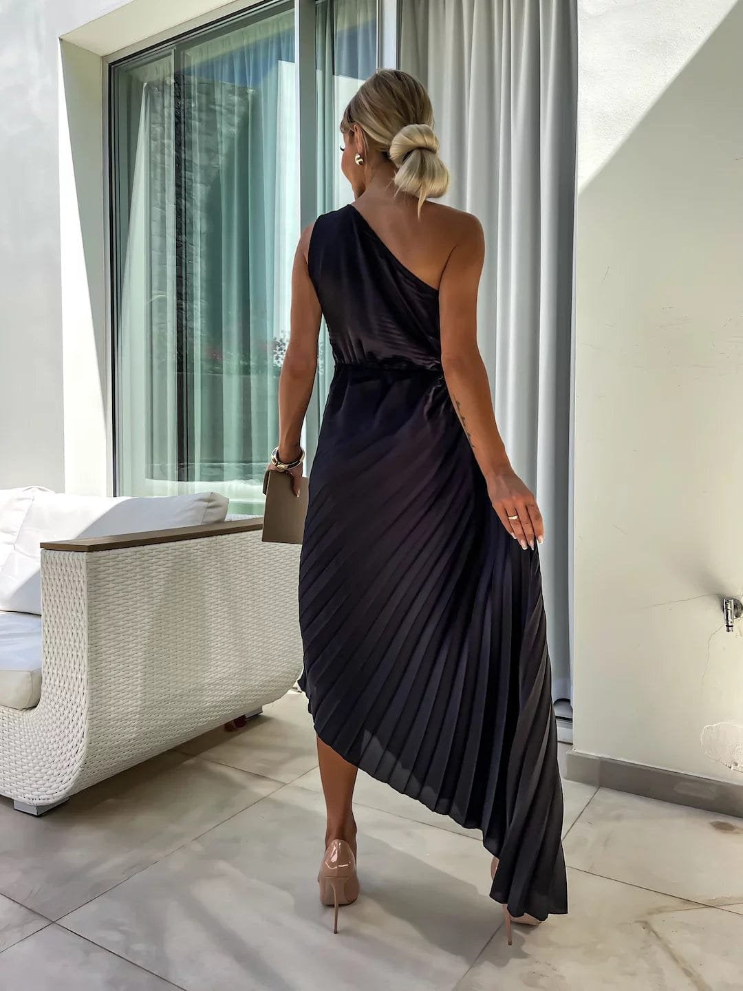 Robe noire détail floral beauté