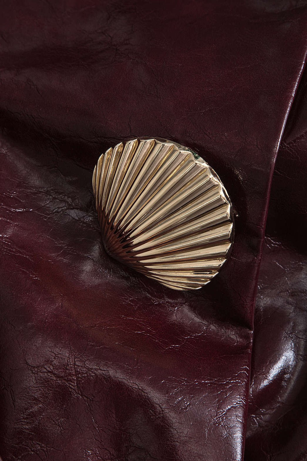 Vue de côté robe courte en simili cuir marron lumière