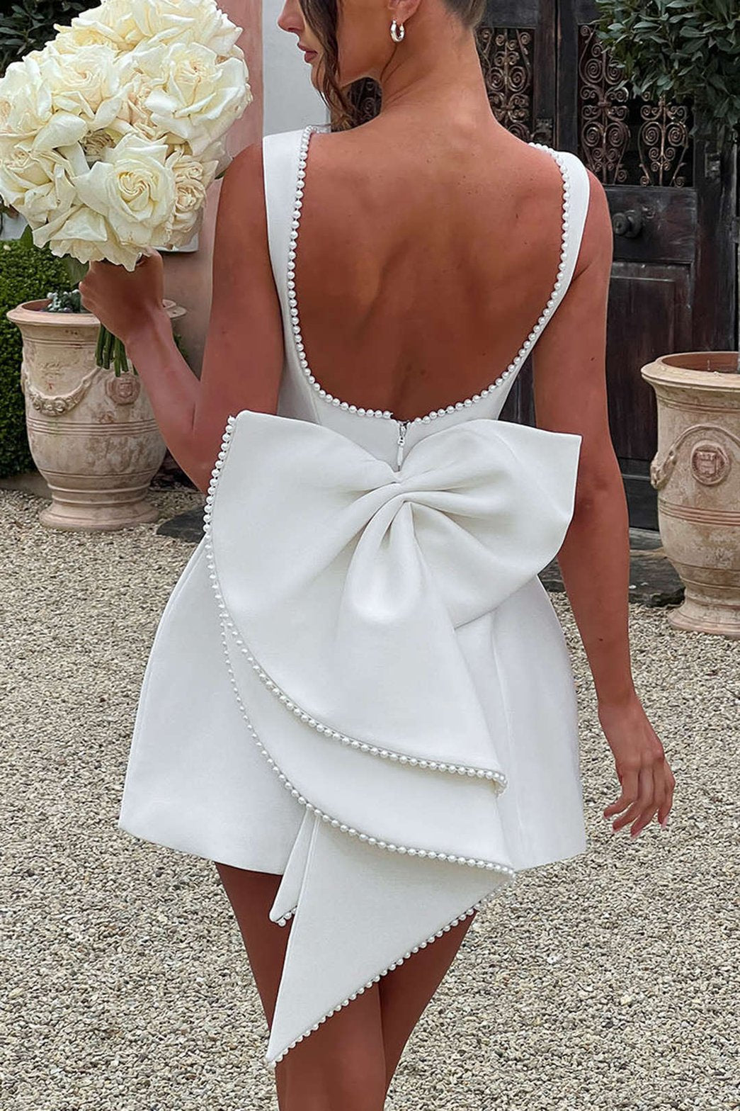 Robe cocktail plissée dos nu avec nœud perlé gracieux