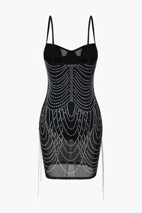 Détail des franges scintillantes sur robe noire velours