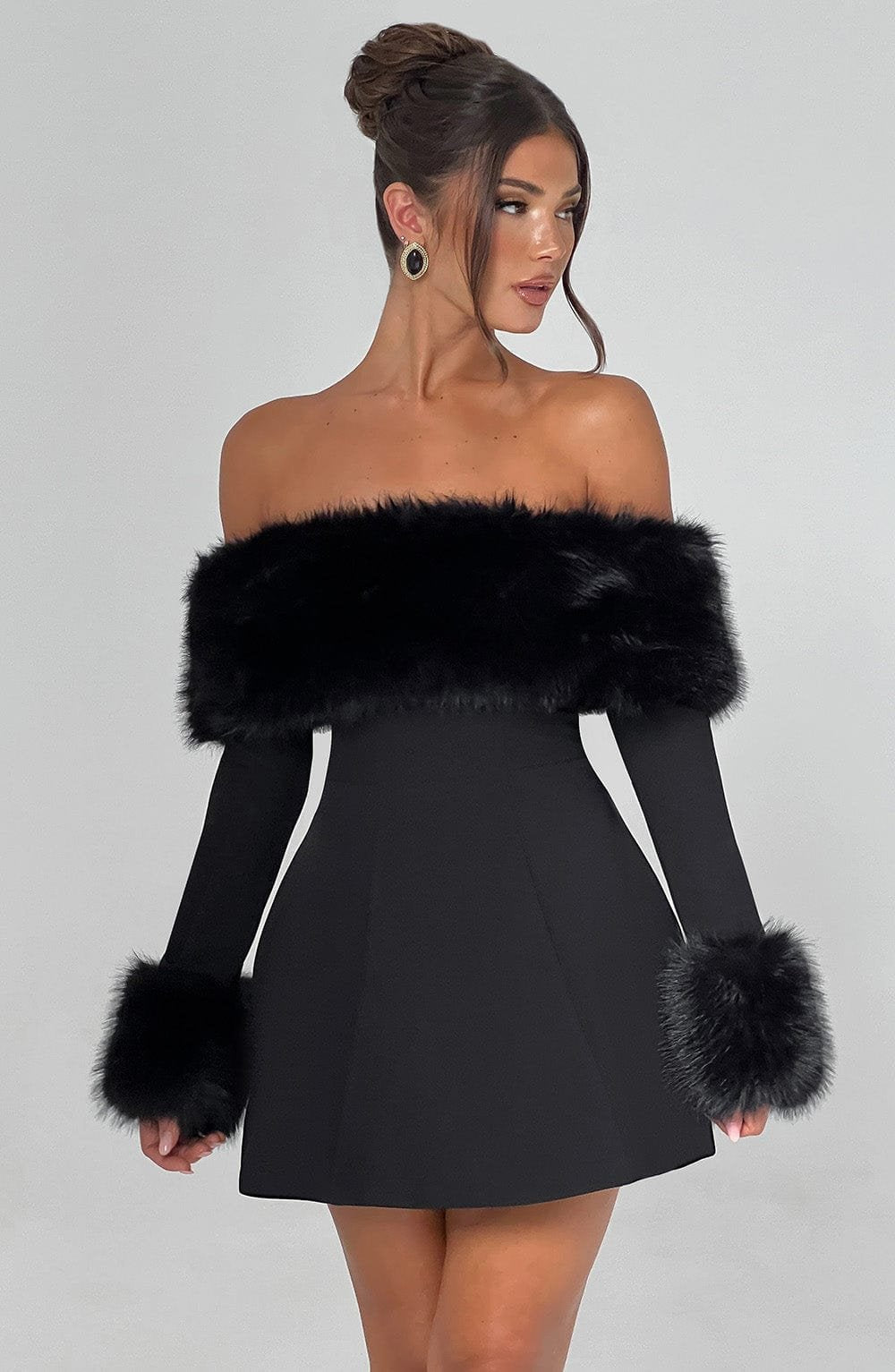 Mini robe noire élégante avec fourrure sunrise