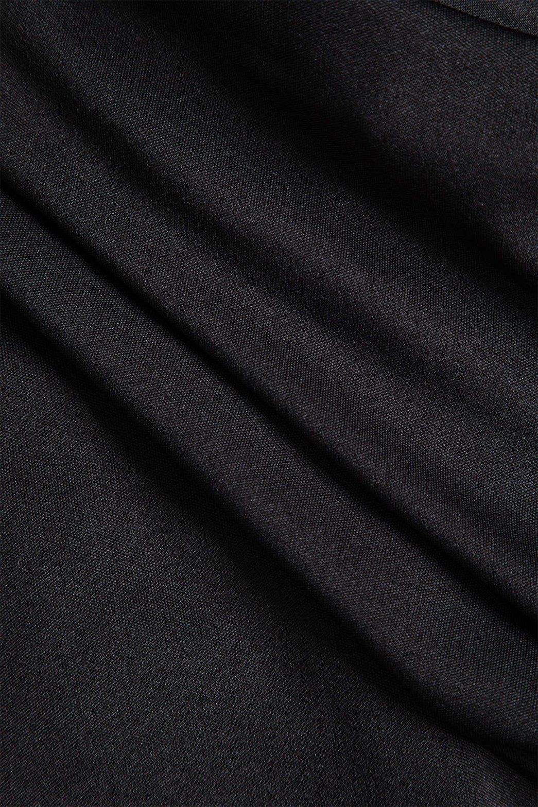 Robe moulante noire vue de dos étoile