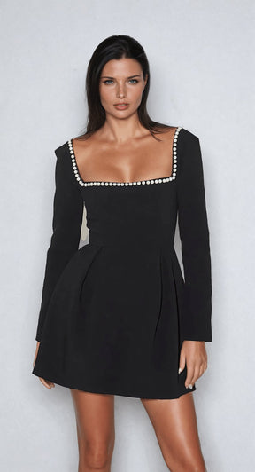 Robe noire plissée perles mystère