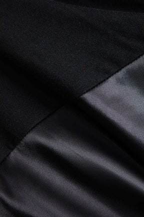 Robe asymétrique satinée noire détail drapé soleil