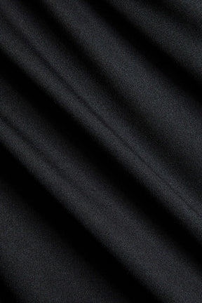 Détail des volants et du décolleté de la robe mystère