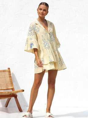 Robe courte motif soleil vue de côté radieuse