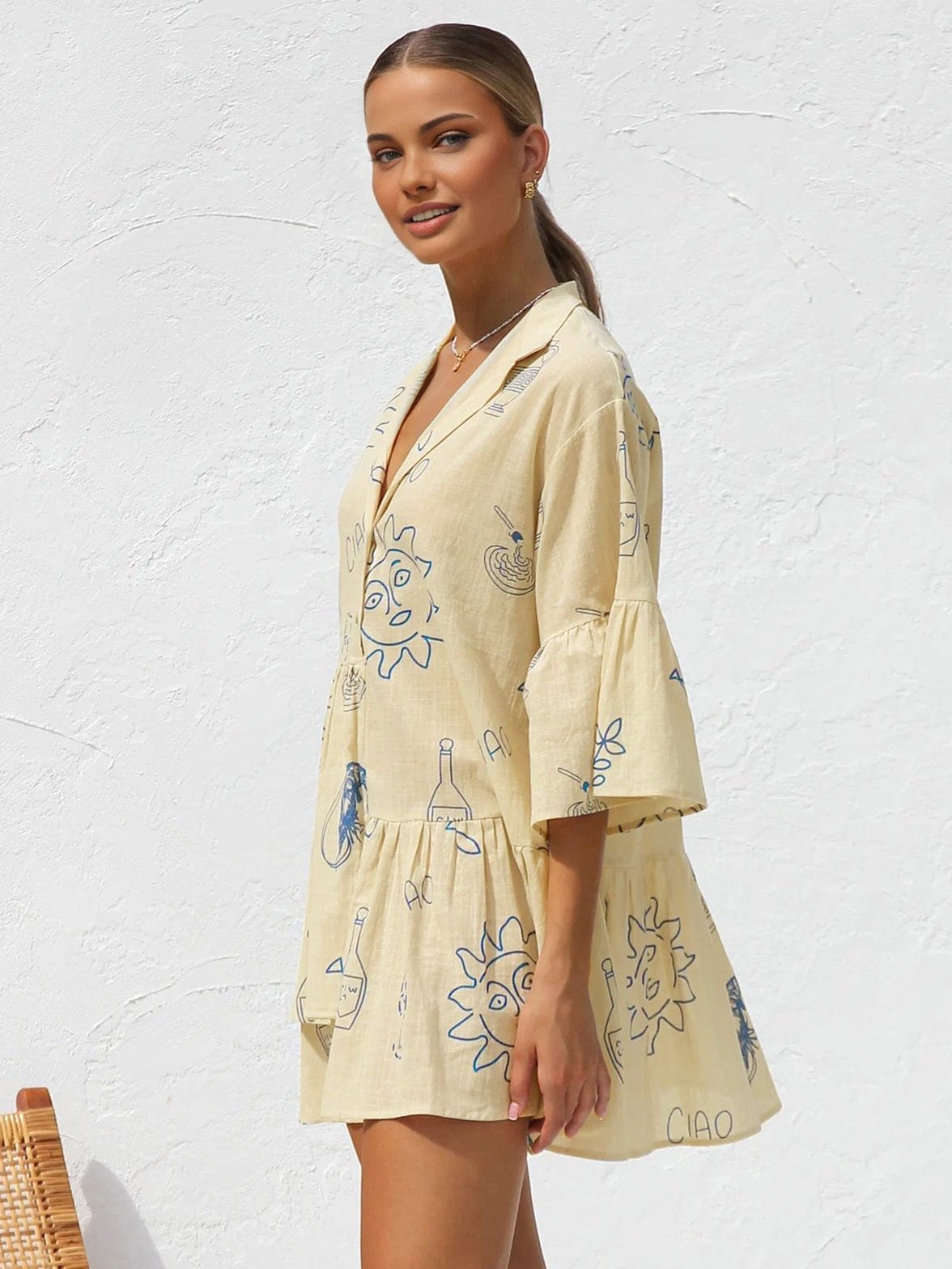 Détail du motif soleil sur robe légère délicate