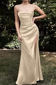 Robe fendue noire élégante charme
