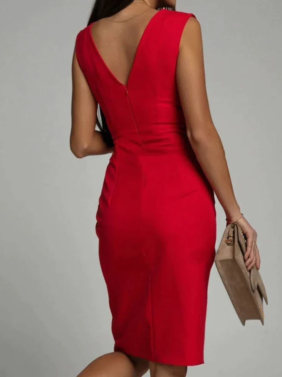 Robe cocktail bleue décolletée rubis