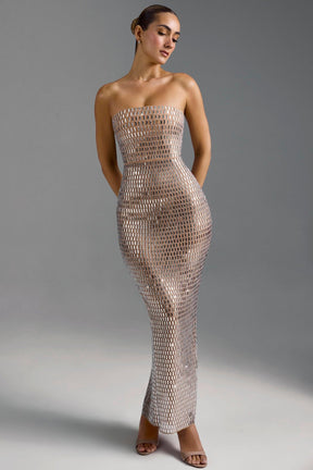 Robe nude scintillante pose gracieuse opale