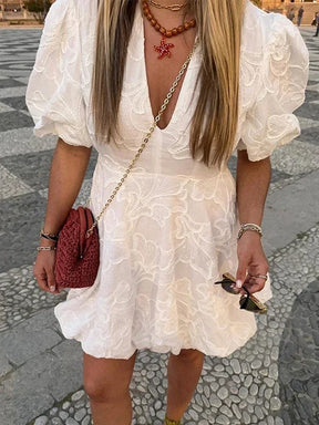 Robe élégante vue de dos perle