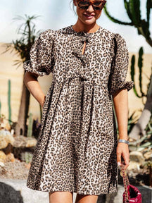 Robe léopard élégante vue de face soleil
