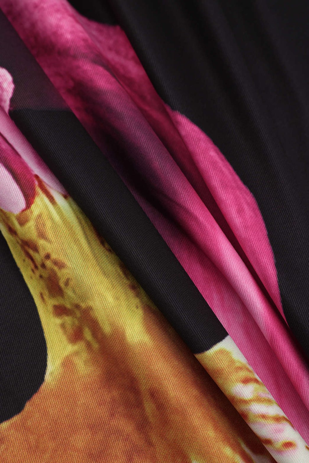 Robe longue asymétrique noire motif floral gracieuse