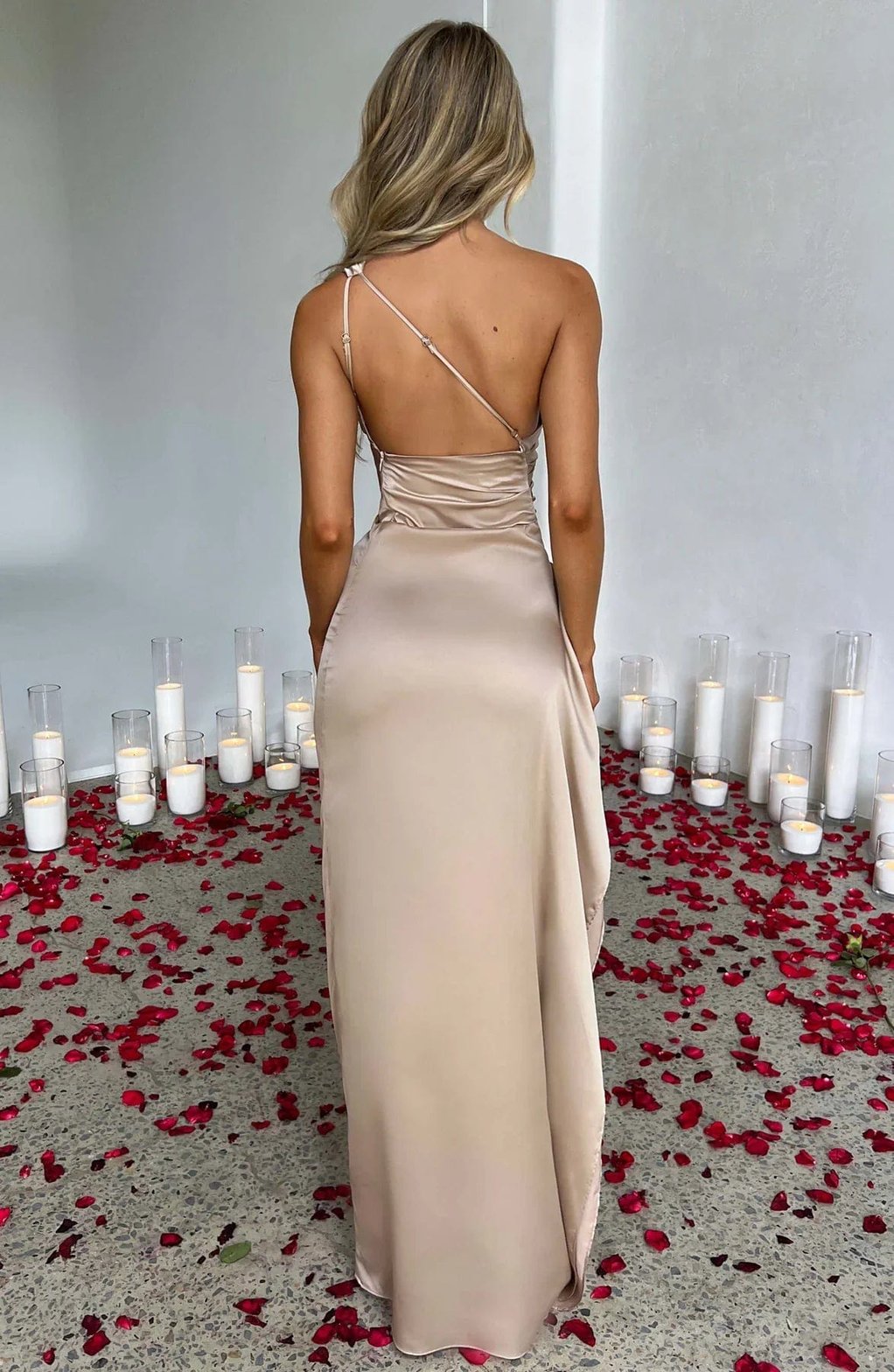 Robe longue asymétrique champagne élégance