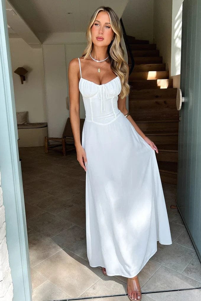 Robe longue blanche à lacets vue devant nuage