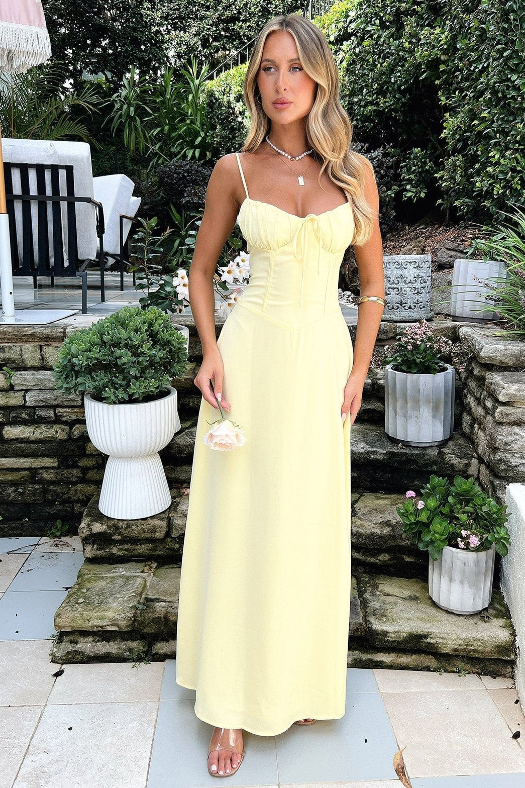 Robe longue jaune à lacets vue de profil douceur