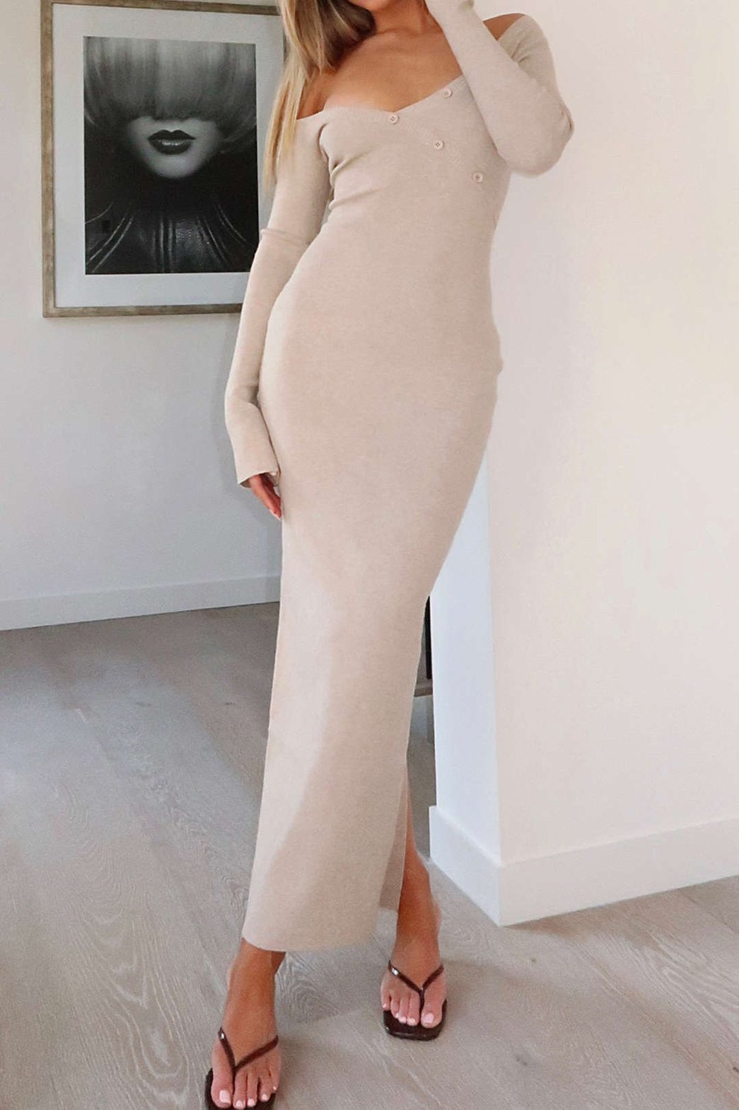 Robe longue côtelée beige vue de profil élégance