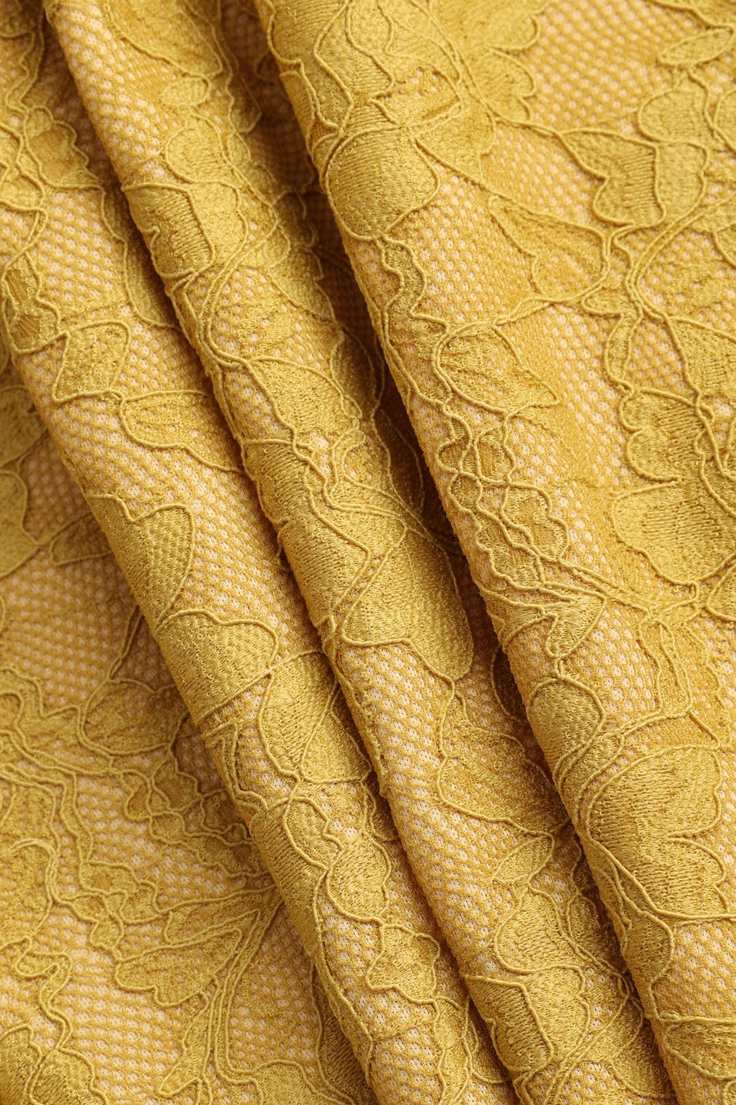 Robe longue en dentelle dorée vue de côté lune