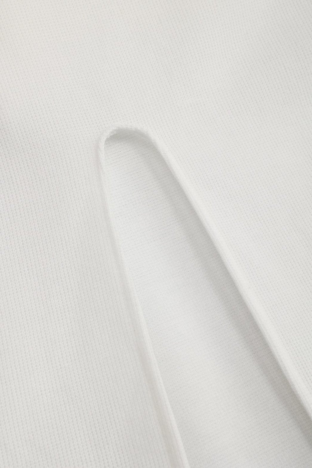 Détail des fleurs 3D sur la robe vent