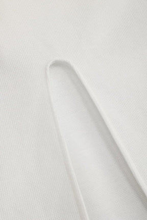 Détail des fleurs 3D sur la robe vent