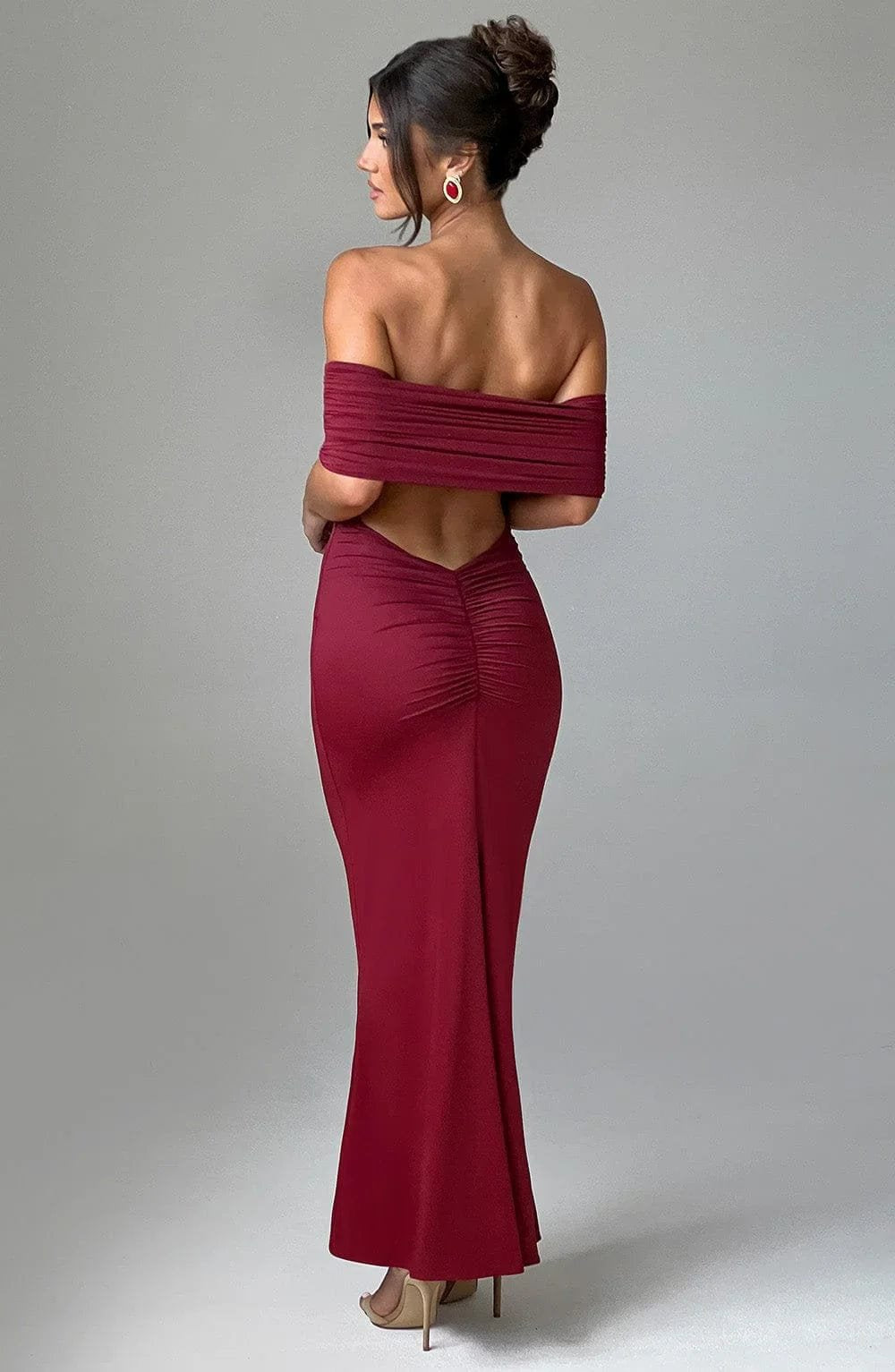 Robe longue bordeaux vue de face grâce
