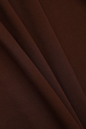 Robe longue drapée marron vue de profil éclat