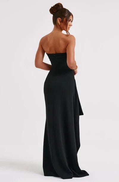 Robe longue noire vue latérale grâce