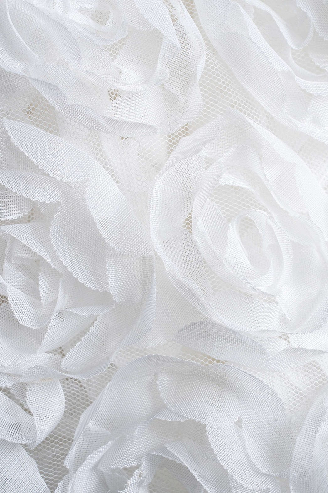 Robe longue blanche détails fleuris grâce