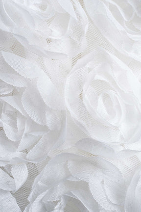 Robe longue blanche détails fleuris grâce
