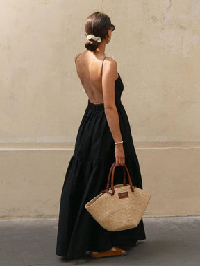 Robe longue noire dos nu élégante soleil