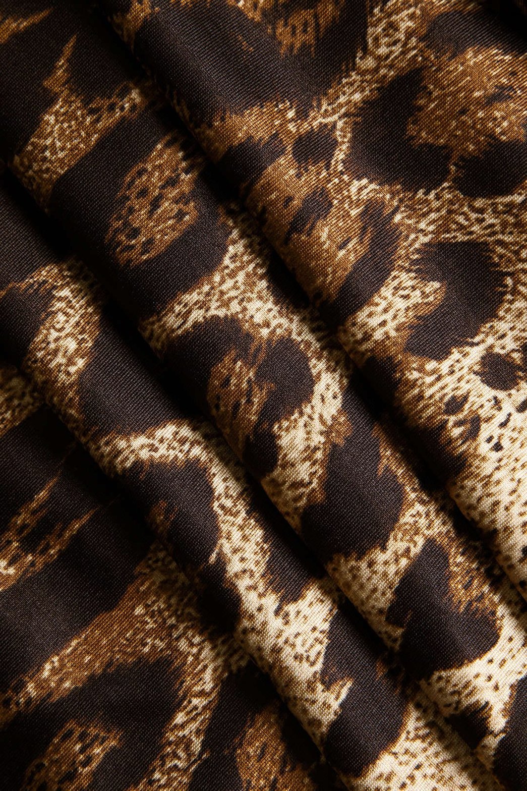 Robe longue léopard moulante vue de profil lune