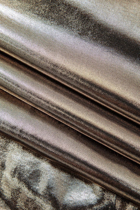 Détail décolleté robe métallisée perle
