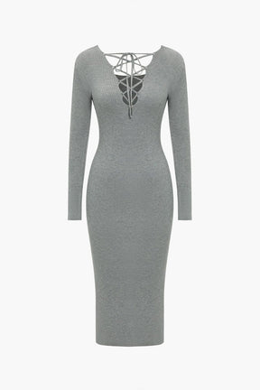 Robe longue tricotée grise ajustée vue de face soleil