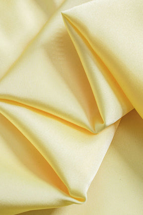 Robe longue satinée jaune détail tissu nuage