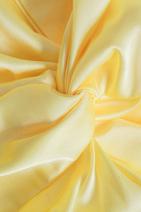 Robe longue satinée jaune vue de côté lune