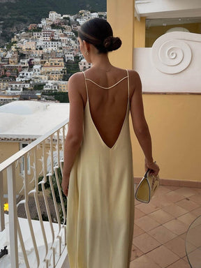 Robe longue satinée détail décolleté sable