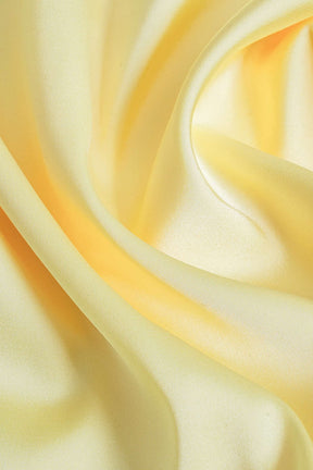 Robe longue satinée jaune vue portée fleur